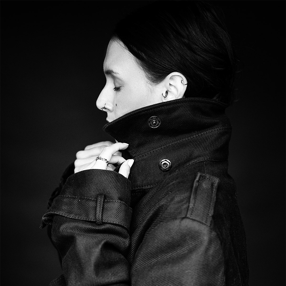 Portraitshooting an der Balkontür